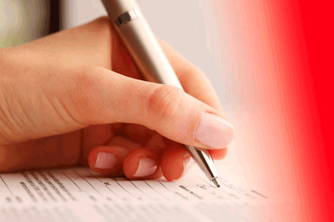 5. Nét chữ viết tay thay đổi: Nét chữ viết tay ngày càng nhỏ và dày hơn hoặc run rẩy có thể là dấu hiệu sớm của bệnh Parkinson. Khi họ viết, mỗi câu càng ngày càng nhỏ lại và các từ trở nên đông đúc hơn. Bệnh Parkinson xảy ra khi các tế bào thần kinh trong não bị tổn thương hoặc chết đi. Nãp ngừng sản xuất dopamine, một hóa chất gửi tín hiệu để tạo ra chuyển động; Điều này gây ra cứng cơ ở tay và ngón tay, ảnh hưởng đến chữ viết tay.
