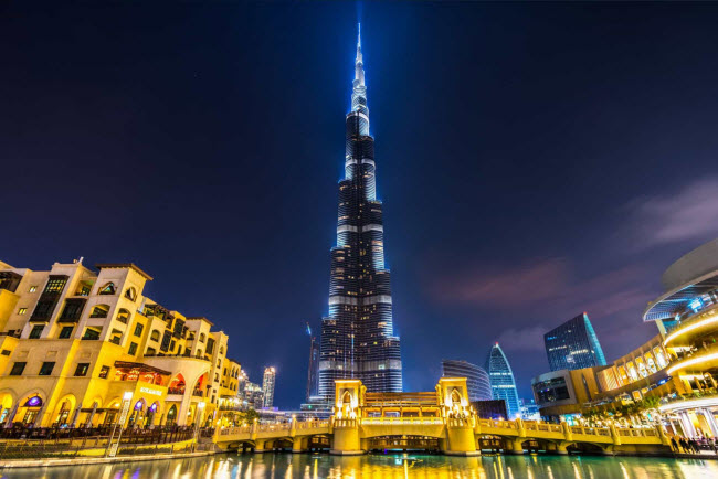 Tòa nhà Burj Khalifa: Với chiều cao 829,8 m, cấu trúc như hình cây kim này là tòa nhà cao nhất thế giới.
