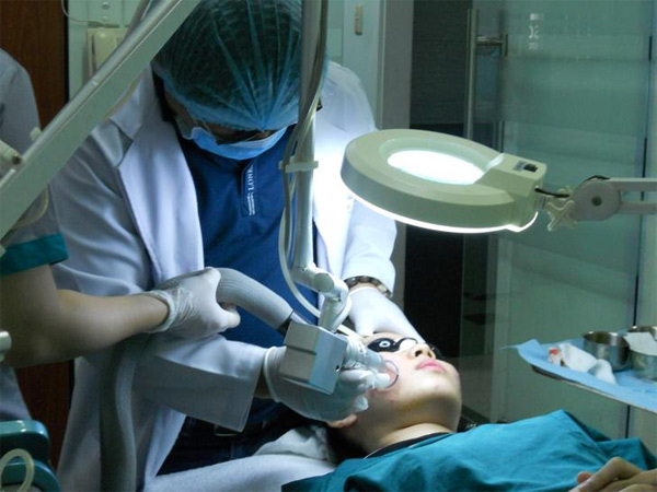 Chị K đi điều trị sẹo rỗ