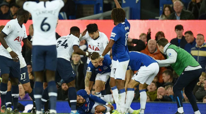 Chấn thương của Gomes rùng rợn bậc nhất lịch sử