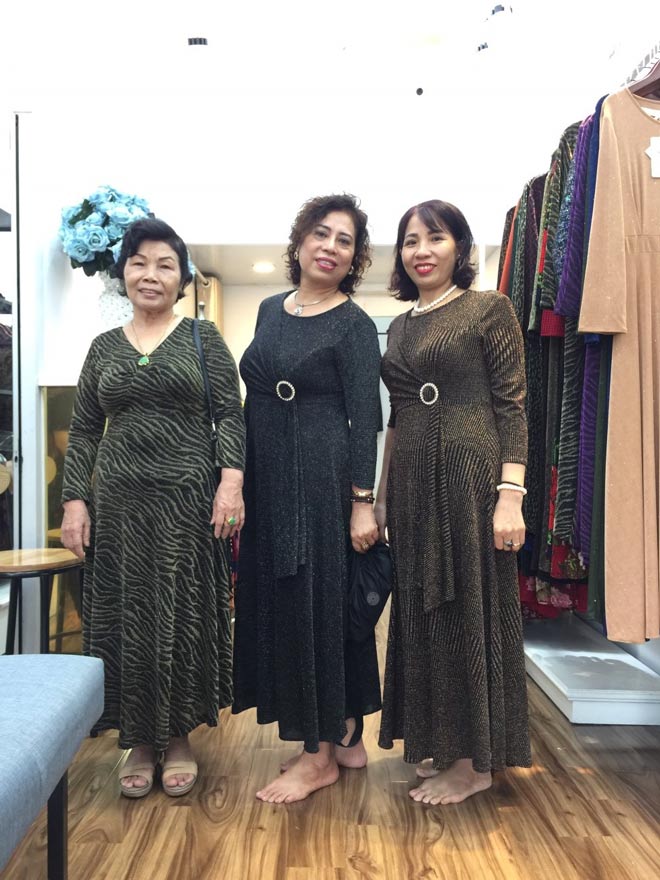 Hình ảnh khách hàng chụp tại cửa hàng của Lybee