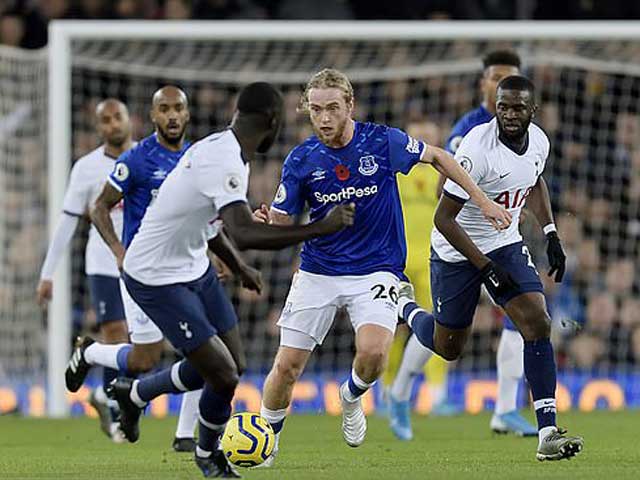 Everton và Tottenham chơi giằng co trong hiệp 1