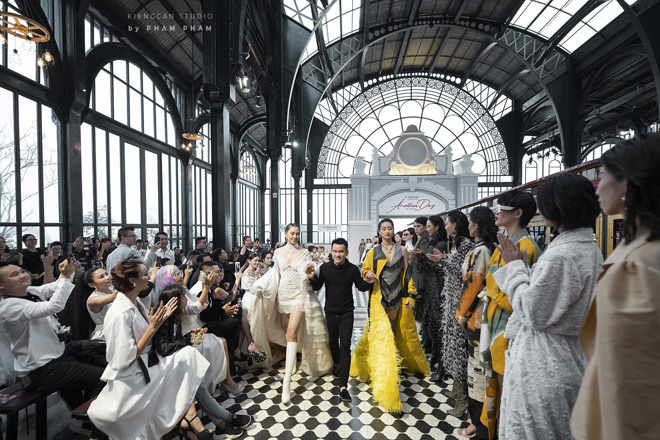 Vũ Ngọc Anh sải bước quyến rũ, khuấy đảo sàn catwalk trong show thời trang Another Day của NTK Lê Thanh Hoà - 1