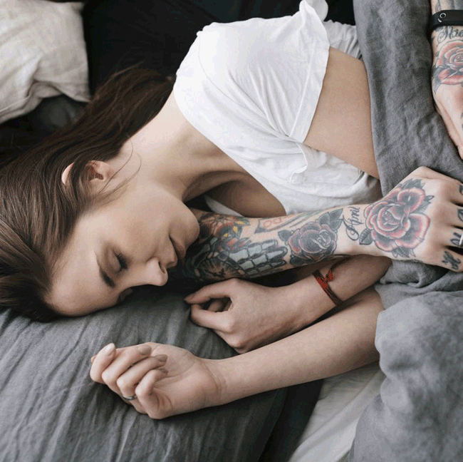 11. Ngủ đủ giấc: Một nghiên cứu được thực hiện tại Đại học Michigan cho thấy, một giấc ngủ ngon có thể tăng ham muốn tình dục của phụ nữ. Nghiên cứu kết luận rằng, thêm 1 giờ ngủ làm tăng ham muốn tình dục vào ngày hôm sau thêm 14%.

