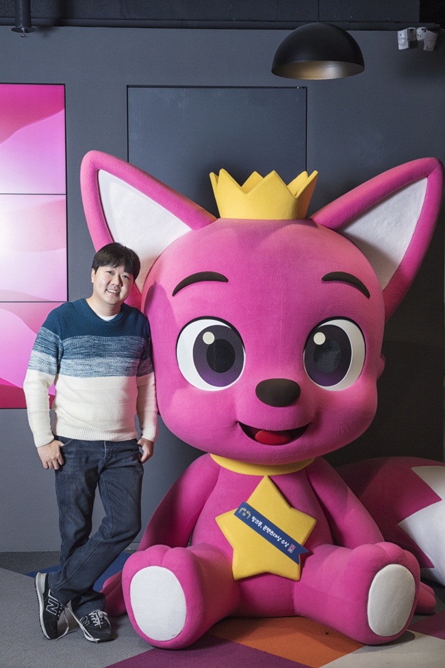 Kim Min-Seok (38 tuổi, người Hàn Quốc) không có ý định viết một bài hát mang tầm ảnh hưởng toàn cầu. Sau khi làm việc tại các công ty game, anh đồng sáng lập SmartStudy để tập trung vào mảng giáo dục trên điện thoại thông minh.