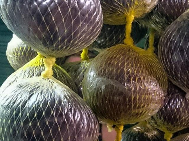 Thị trường - Tiêu dùng - Quả được ví là "thần dược phòng the", từng mọc hoang nay khách lùng mua hết vèo vèo