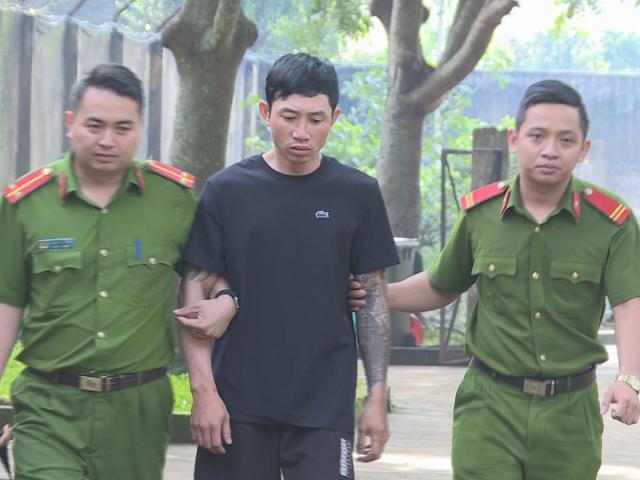 Pháp luật - Thanh niên cầm đao gỗ xông vào tiệm tóc khống chế cô gái để làm điều này