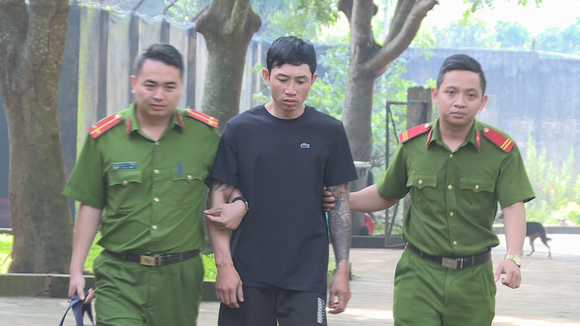 Học bị bắt giữ đưa về trụ sở công an trong lúc hẹn bị hại cho chuộc lại đồ bị cướp.