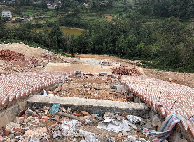 Sau khi bị tạm đình chỉ,&nbsp; nhiều hạng mục thuộc dự án này không có công nhân thi công, ngổn ngang vật liệu.
