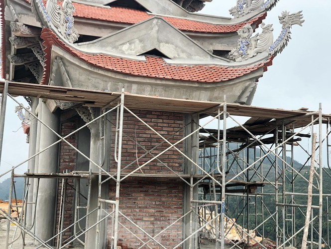 Cổng chùa Lũng Cú đang thi công dở, hiện đang bị tạm đình chỉ để lực lượng chức năng tổng kiểm tra, rà soát.