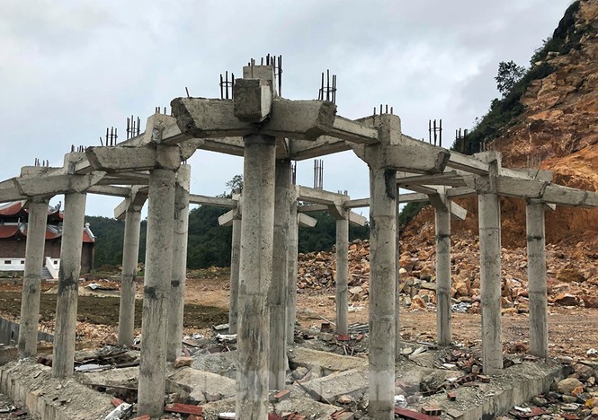 Công trình này hiện đang được thi công hoàn thiện các hạng mục và đoạn đường xuyên cánh đồng lúa dẫn vào khu du lịch. Trong ảnh, hàng loạt cột bê tông đang dựng giữa lưng chừng núi. &nbsp;