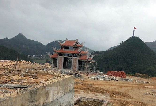 Dự án này nằm cách di tích Cột cờ Lũng Cú khoảng 500m, do Công ty Cổ phần Phúc lộc Hà Giang làm chủ đầu tư với tổng vốn dự kiến hơn 800 tỷ đồng.&nbsp;Trong khu tâm linh chùa Lũng Cú, xây dựng chùa 4,8ha, khu đào tạo phật giáo 1,89ha và khu nhà khách rộng 9ha còn lại giữ nguyên hiện trạng 54,8ha.