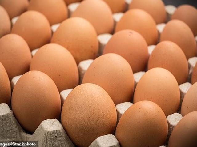 Phi thường - kỳ quặc - Thi ăn trứng lấy 650 ngàn đồng, người đàn ông ăn đến quả thứ 42 thì lăn ra chết