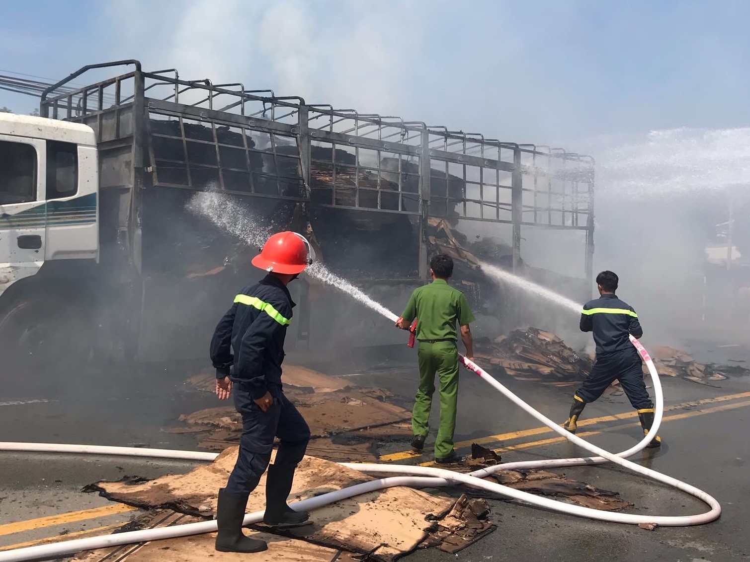 Cảnh sát PCCC có mặt dập lửa