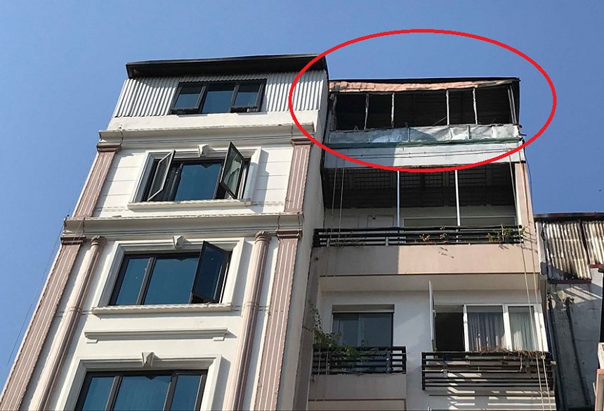 Đám cháy bốc lên từ tầng tum của chung cư mini trên đường Trung Kính.