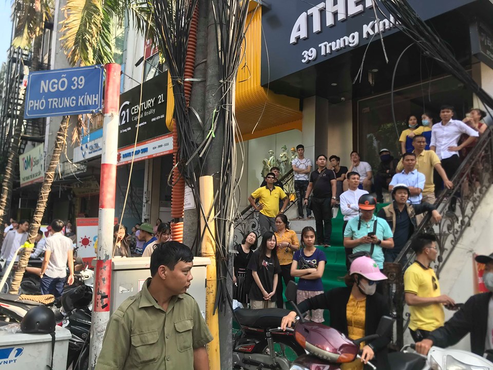 Người dân hiếu kỳ đứng theo dõi vụ việc.