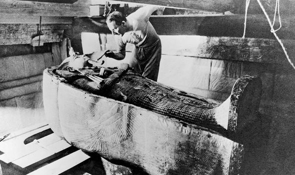 Nhà khảo cổ Howard Carter phát hiện lăng mộ Tutankhamun năm 1922