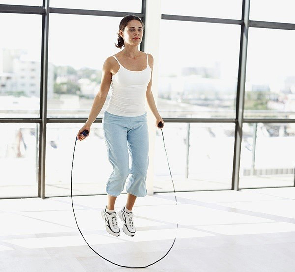 Nhảy dây trong 30 phút giúp cơ thể tiêu hao 450 calo