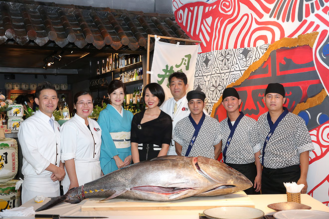 Bà Yên Mai Linh, chủ hệ thống YEN Sushi (áo đen) cùng đội ngũ tư vấn và giám sát chất lượng tại Nhật, đảm bảo nguồn nguyên liệu cung cấp cho hệ thống luôn tươi ngon, an toàn và bếp trưởng người Nhật (ngoài cùng bên trái)