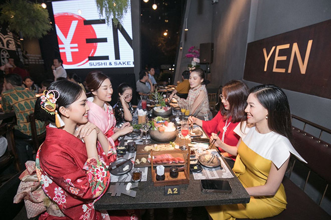 Chẳng cần tới Nhật Bản, các người đẹp showbiz Việt vẫn có một buổi tối vô cùng vui vẻ khi cùng nhau thưởng thức hàng loạt những món sushi đẳng cấp từ nguyên liệu nhập khẩu