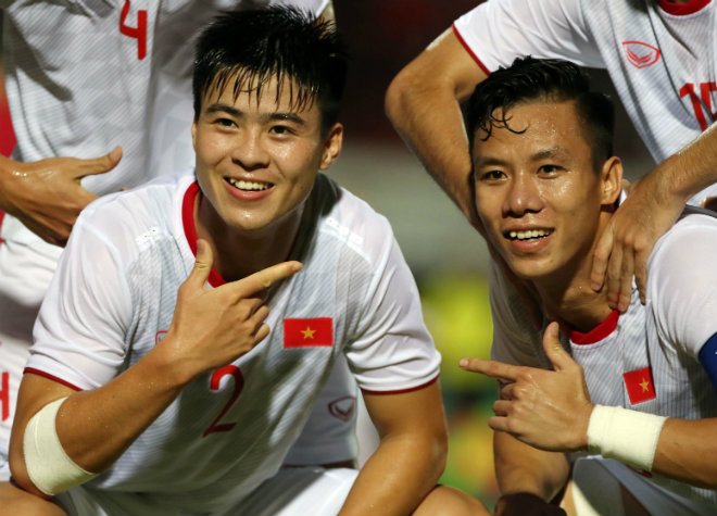 Duy Mạnh (trái) có nguy cơ vắng mặt trận gặp Thái Lan