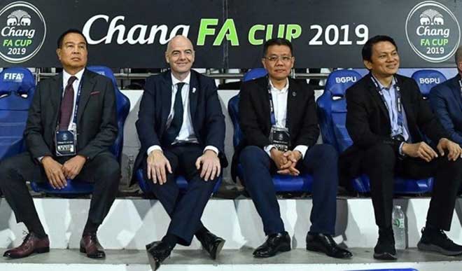 Chủ tịch FIFA Gianni Infantino (thứ hai từ trái sang) bày tỏ sự ủng hộ với ý tưởng AFF Club Championship