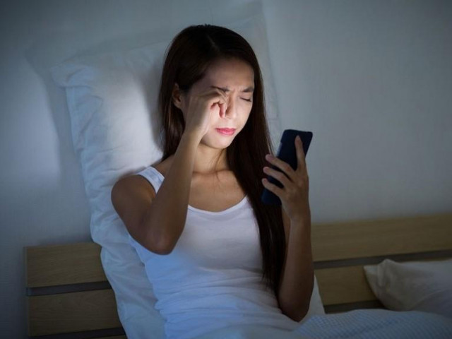 ‘Mù tạm thời’ vì sử dụng smartphone liên tục vào ban đêm