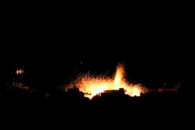 Nga trút bom xuống Syria, kho đạn phiến quân ở Idlib nổ như "pháo hoa". (Ảnh cắt từ clip)