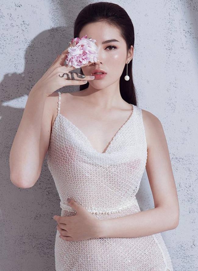 Kỳ Duyên cũng có lần nhận ý kiến trái chiều của khán giả vì váy mỏng như sương lộ vùng nhạy cảm.&nbsp;