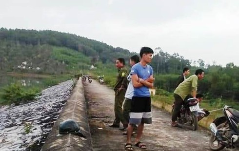 Hiện trường nơi phát hiện thi thể em T. tại đập.
