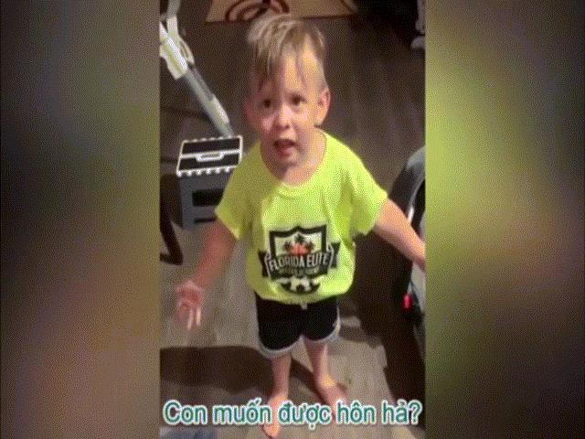 Bạn trẻ - Cuộc sống - Không được mẹ hôn trước khi đi làm, cậu bé phản ứng "gây sốt"