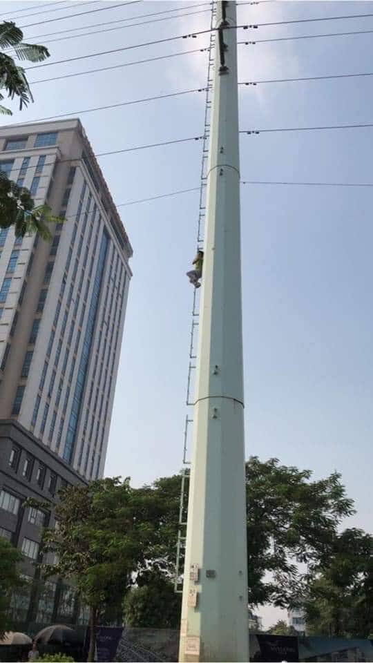 Cột điện cao thế cao hàng chục mét được đặt giữa phố