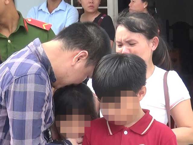 Tài xế xe container tông chết 5 người ôm con khóc nức nở khi rời tòa