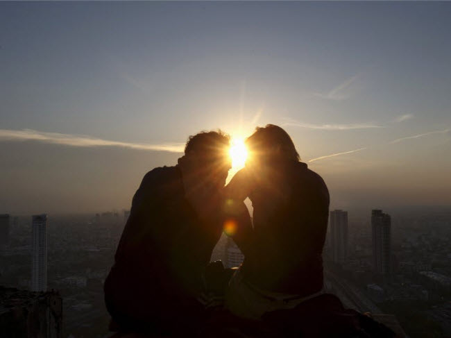 Cặp đôi chiêm ngưỡng khung cảnh hoàng hôn từ trên đỉnh tòa tháp “ma”.

