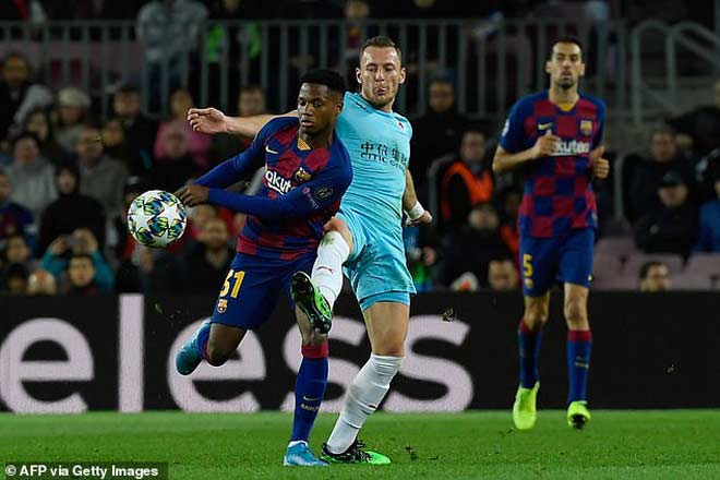 Tiếp đội bét bảng Slavia Prague, Barca tưởng sẽ có trận đấu dễ dàng để sớm đoạt vé vào vòng sau