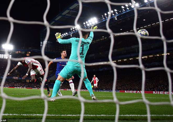 Trong khi ở nước Anh, Chelsea trải qua khổ sở trước Ajax, thậm chí bị dẫn tới 4-1 sau 55 phút