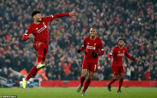 Chamberlain tỏa sáng giúp Liverpool thắng sít sao 2-1