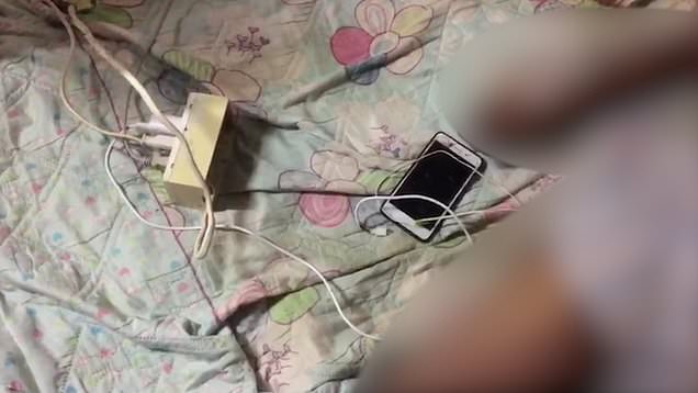 Cứ nghĩ quấn cáp sạc bằng băng keo sẽ an toàn, cô gái bị điện giật tử vong - 1