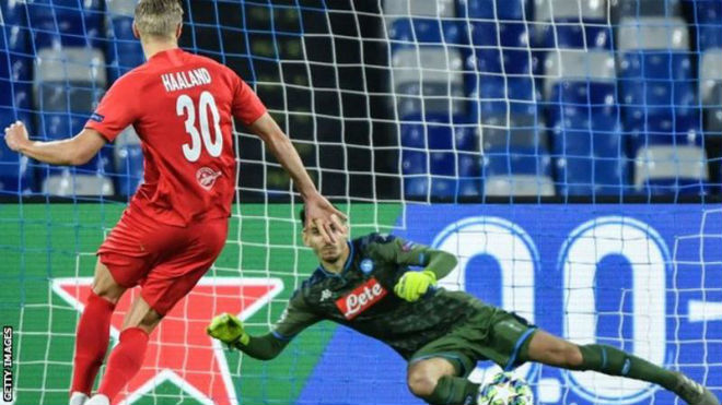 Erling Haaland sút penalty thành công giúp RB Salzburg dẫn trước chủ nhà Napoli