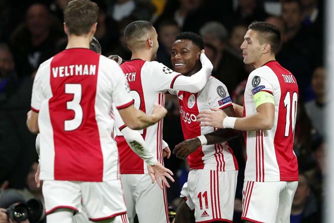 Ajax ghi tới 4 bàn vào lưới Chelsea
