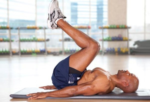 Hít thở đều đặn theo nhịp nâng lên hạ xuống của chân