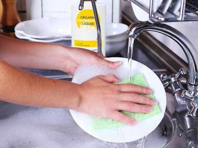 Sức khỏe đời sống - Sai lầm "độc khủng khiếp" khi rửa bát đũa khiến cả nhà mang bệnh