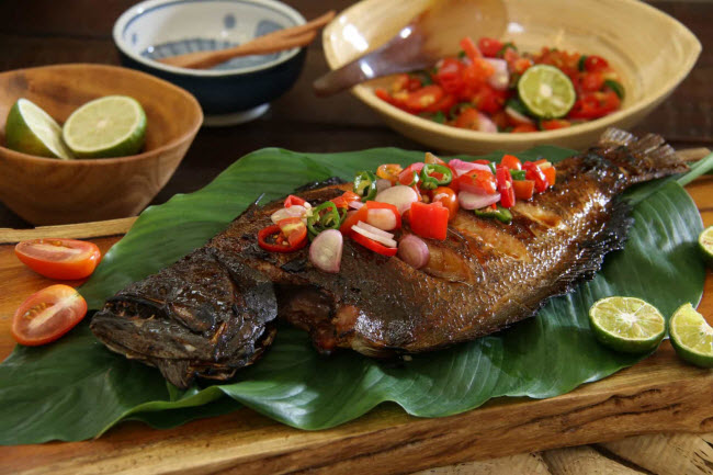 Ikan Bakar (Indonesia): Đây là món cá nướng truyền thống ở Indonesia. Nó được bày trên lá chuối tươi, kèm theo xì dầu, me, ớt và chanh.
