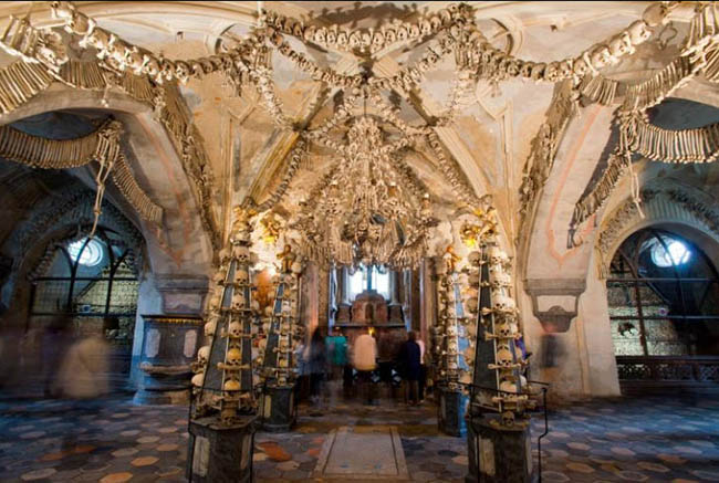 Sedlec Ossemony, cộng hòa Séc: Sedlec Ossemony chứa khoảng 70.000 bộ xương người với nhiều mảnh đã được sử dụng để trang trí nghệ thuật như bộ đèn chùm ấn tượng này.
