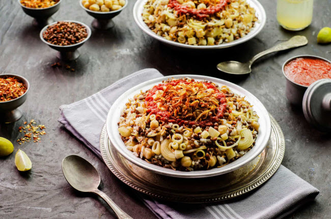 Kushari (Ai Cập): Với thành phầm chính là gạo, đậu lăng và mì ống, món ăn này thường được thưởng thức kèm với nước xốt cà chua, giấm tỏi và hành chiên.
