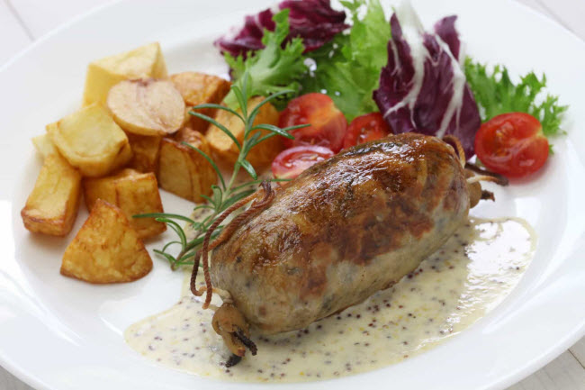 Andouillette (Pháp): Đây là một loại xúc xích hạt thô được làm từ thịt lợn, ruột hoặc ớt, hạt tiêu, rượu, hành, và gia vị. Món ăn này thường được kèm với khoai tây chiên, hành và rượu vang.
