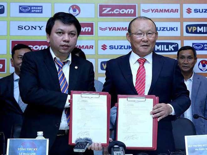 HLV Park Hang-seo tiếp tục cùng VFF thực hiện bản hợp đồng mới với nhiều mục tiêu và trách nhiệm nặng nề hơn. Ảnh: VFF