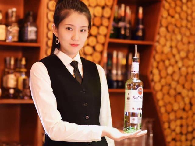 Media - Những màn pha chế điêu luyện đến "kỳ ảo" của nữ bartender xinh đẹp