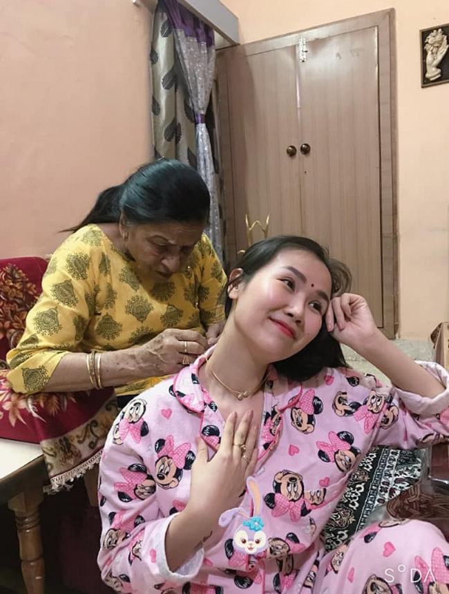 Nữ ca sĩ Võ Hạ Trâm cũng được mẹ chồng người Ấn Độ rất cưng chiều. Sau 9 tháng kết hôn tại Việt Nam, vừa qua Võ Hạ Trâm lần đầu theo chồng về Ấn Độ tham dự lễ Tết truyền thống của nhà chồng.