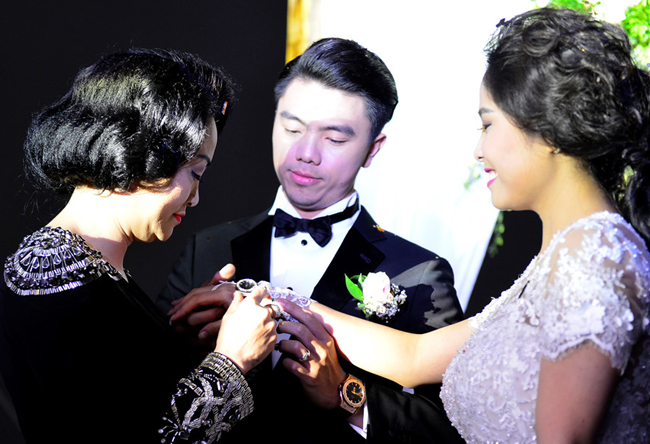 Trong ngày cưới con, muốn nhắc nhở con dâu ý nghĩa của thời gian, mẹ của chú rể Văn Quỳnh tặng Kiều Anh một chiếc đồng hồ đắt tiền thay vì các món quà truyền thống khác.